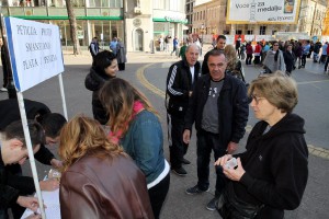 Potpisivanje peticije za ukidanje zakona kojim su smanjene plate i penzije