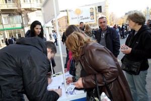 Potpisivanje peticije za ukidanje zakona kojim su smanjene plate i penzije