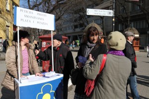 Potpisivanje Peticije (DS) za ukidanje zakona kojim su smanjene plate i penzije