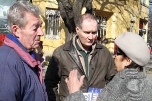 Potpisivanje Peticije (DS) za ukidanje zakona kojim su smanjene plate i penzije