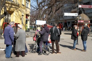Potpisivanje Peticije (DS) za ukidanje zakona kojim su smanjene plate i penzije