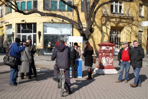 Potpisivanje Peticije (DS) za ukidanje zakona kojim su smanjene plate i penzije