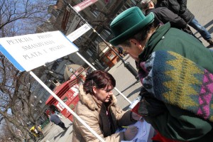 Potpisivanje Peticije (DS) za ukidanje zakona kojim su smanjene plate i penzije