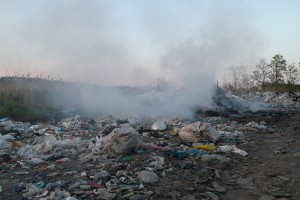 Požar na divljoj deponiji