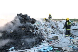 Požar na divljoj deponiji