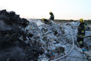 Požar na divljoj deponiji