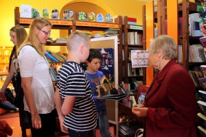 Noć muzeja 2015 - interaktivna izložba posvećena istorijatu Biblioteke, koncert evergrin muzike, izložba lampi i skulptura,