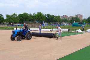 Postavljanje veštačke trave na pomoćni teren