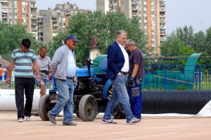Postavljanje veštačke trave na pomoćni teren
