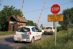 OPREZ! Pružni prelaz kod Javnih skladišta (branici nisu u funkciji)