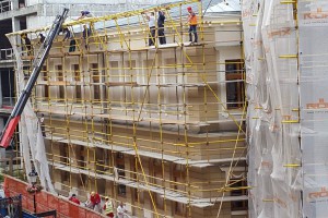 Uklanjanje skela i zaštitne mreže sa dela Narodnog pozorišta u izgradnji koji gleda na Korzo