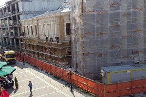 Uklanjanje skela i zaštitne mreže sa dela Narodnog pozorišta u izgradnji koji gleda na Korzo