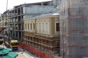 Uklanjanje skela i zaštitne mreže sa dela Narodnog pozorišta u izgradnji koji gleda na Korzo