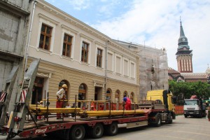 Uklanjanje skela i zaštitne mreže sa dela Narodnog pozorišta u izgradnji koji gleda na Korzo