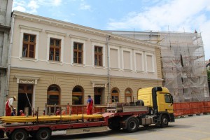 Uklanjanje skela i zaštitne mreže sa dela Narodnog pozorišta u izgradnji koji gleda na Korzo