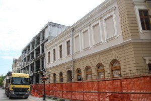 Uklanjanje skela i zaštitne mreže sa dela Narodnog pozorišta u izgradnji koji gleda na Korzo