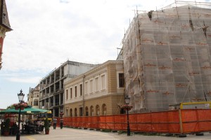 Uklanjanje skela i zaštitne mreže sa dela Narodnog pozorišta u izgradnji koji gleda na Korzo