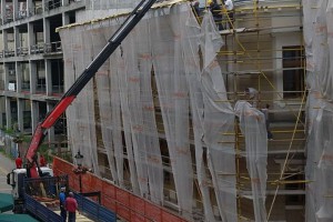 Uklanjanje skela i zaštitne mreže sa dela Narodnog pozorišta u izgradnji koji gleda na Korzo