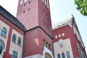 Izložba oldtajmer vozila ispred svečanog ulaza Gradske kuće