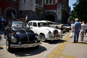 Izložba oldtajmer vozila ispred svečanog ulaza Gradske kuće