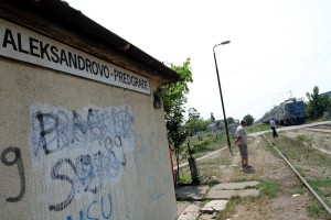 Migranti napuštaju voz (železnička stanica Aleksandrovo)