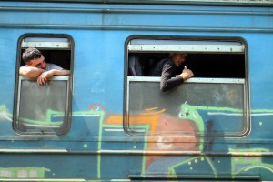 Migranti napuštaju voz (železnička stanica Aleksandrovo)