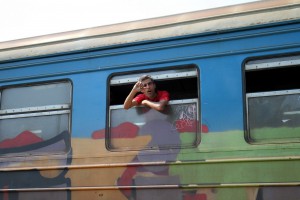 Migranti napuštaju voz (železnička stanica Aleksandrovo)