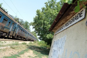 Migranti napuštaju voz (železnička stanica Aleksandrovo)