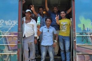 Migranti napuštaju voz (železnička stanica Aleksandrovo)