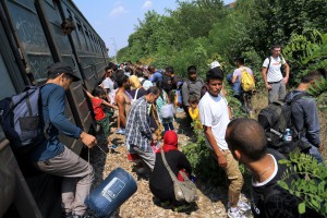 Migranti napuštaju voz (železnička stanica Aleksandrovo)