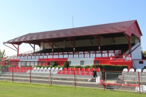 Postavljanje stolica na pomoćnim tribinama