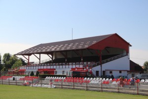Postavljanje stolica na pomoćnim tribinama