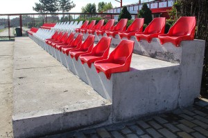 Postavljanje stolica na pomoćnim tribinama