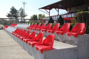 Postavljanje stolica na pomoćnim tribinama