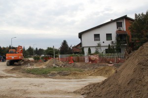 Radovi na izgradnji kružnog toka na uglu Majšanskog puta i 51. divizije