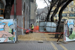 Radovi na popločavanju trotoara oko Gradske kuće