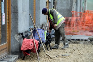 Radovi na popločavanju trotoara oko Gradske kuće