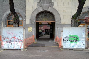 Radovi na popločavanju trotoara oko Gradske kuće