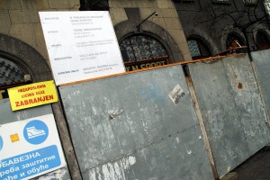 Radovi na popločavanju trotoara oko Gradske kuće