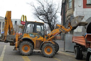 Radovi na popločavanju trotoara oko Gradske kuće