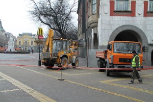 Radovi na popločavanju trotoara oko Gradske kuće