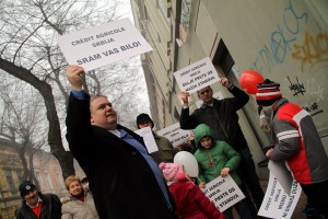 Protest stanara ispred Credit Agricole