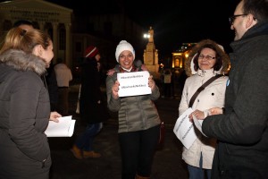 Protest "Novinari ne kleče"