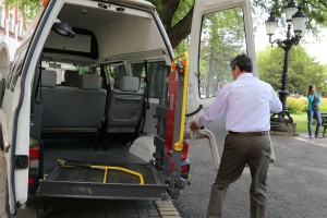 Predaja ključeva specijalnog vozila za prevoz osoba sa invaliditetom