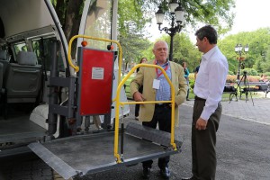 Predaja ključeva specijalnog vozila za prevoz osoba sa invaliditetom