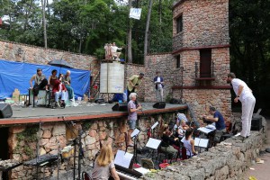 Najava premijere komične opere-bajke "Dve glave i devojka"