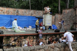 Najava premijere komične opere-bajke "Dve glave i devojka"