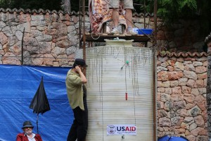 Najava premijere komične opere-bajke "Dve glave i devojka"