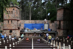 Najava premijere komične opere-bajke "Dve glave i devojka"