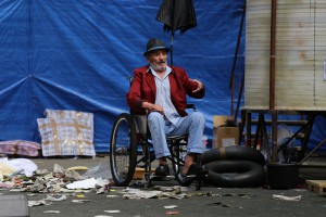 Najava premijere komične opere-bajke "Dve glave i devojka"